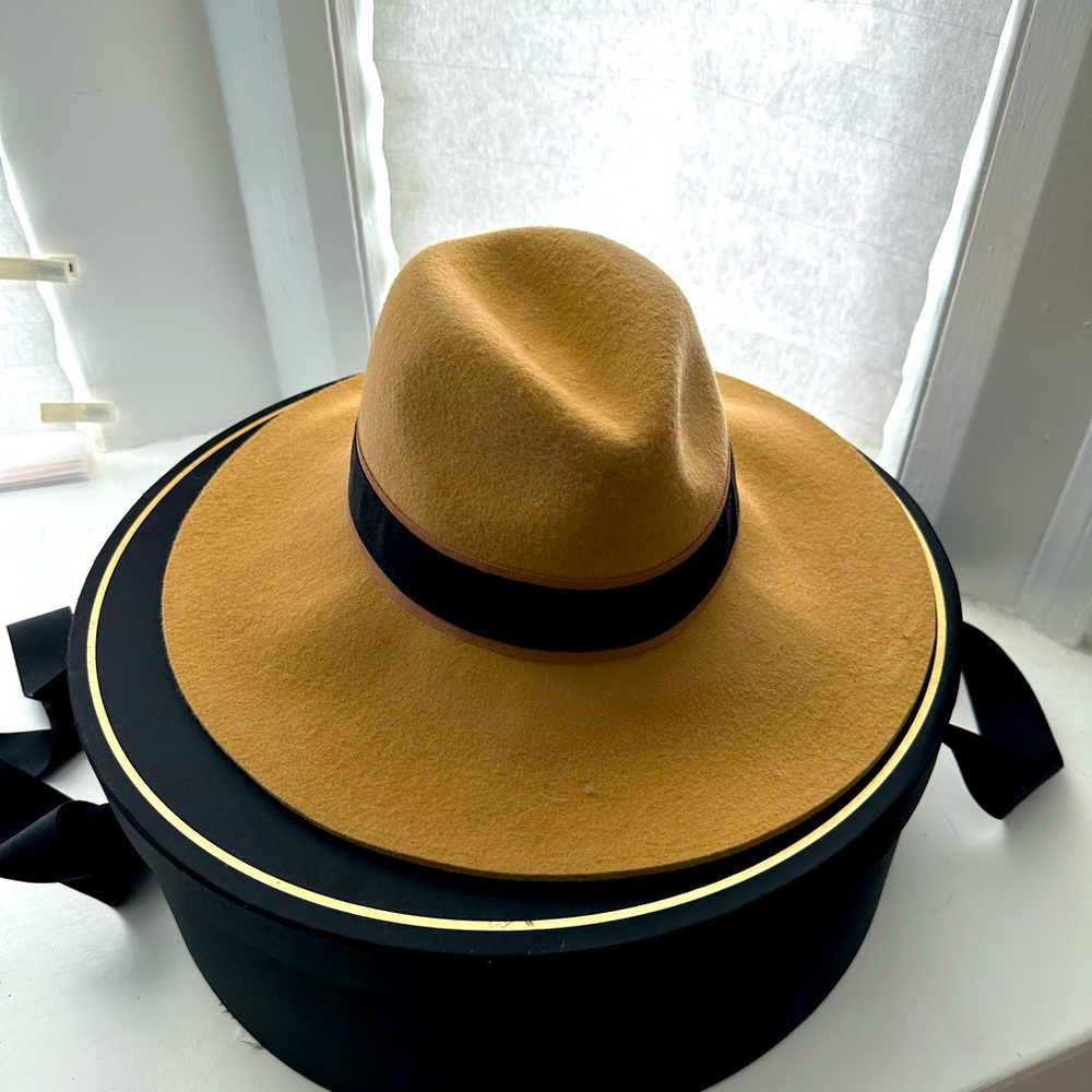 Zara hat with ribbon. Brand new in box. Size m. Never worn.